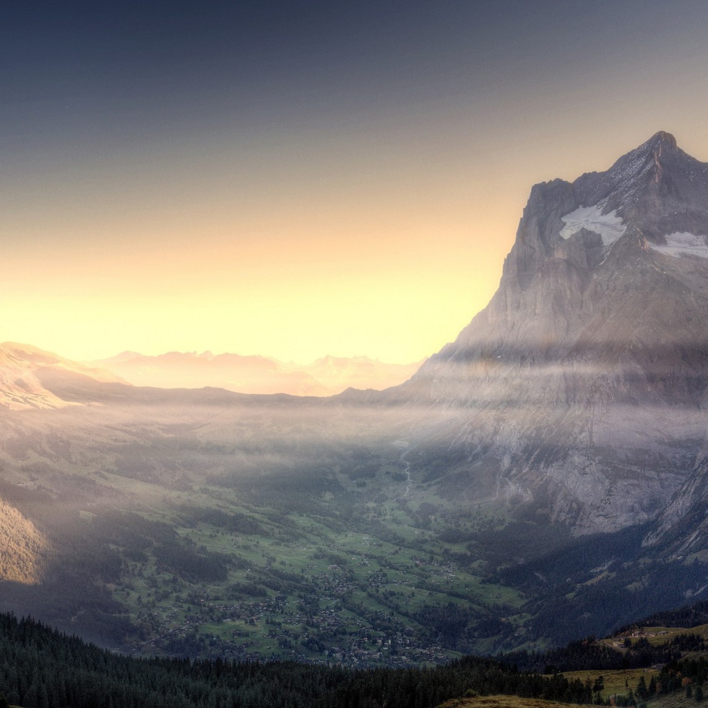 Ясное утро в горной долине