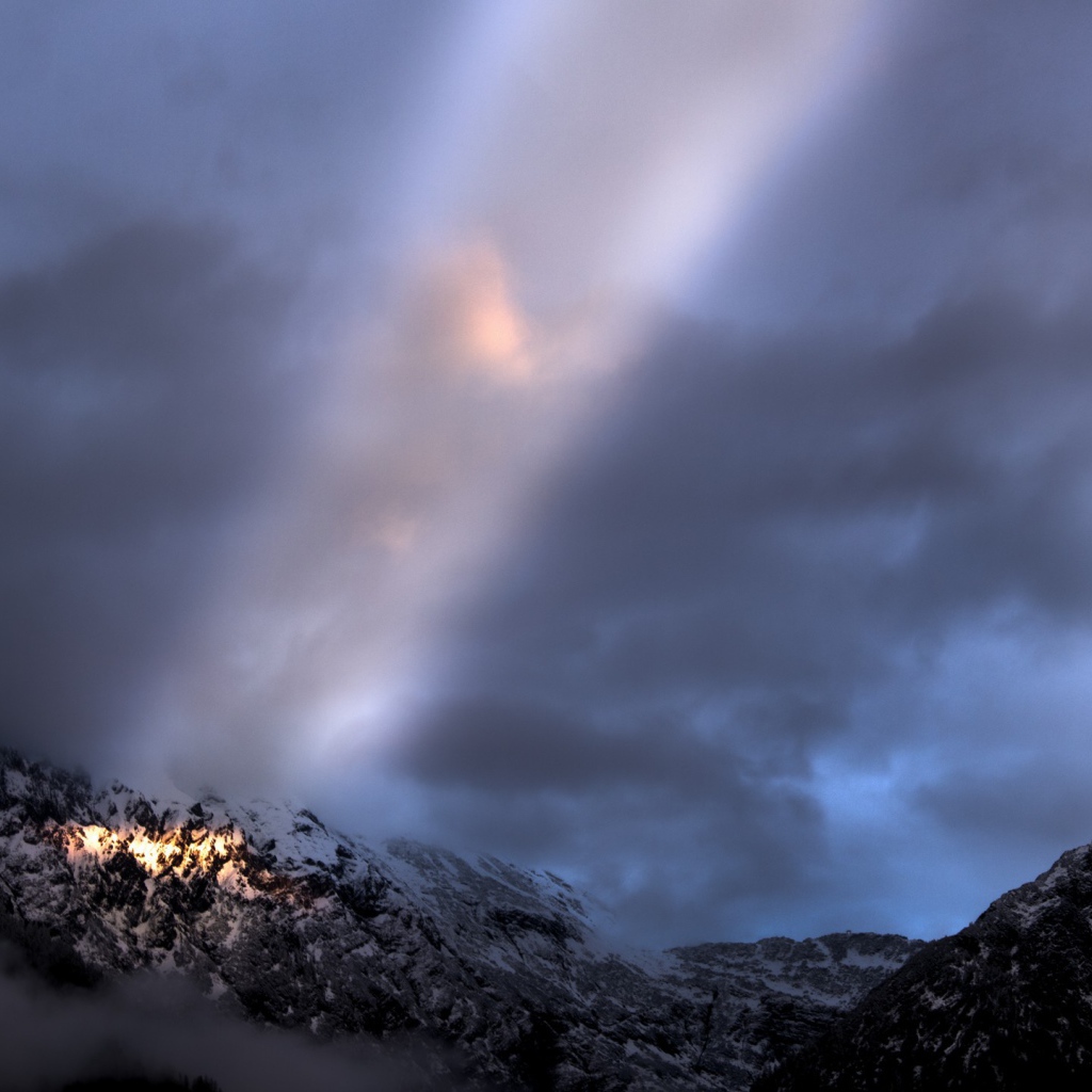 Луч солнца среди облаков в горах