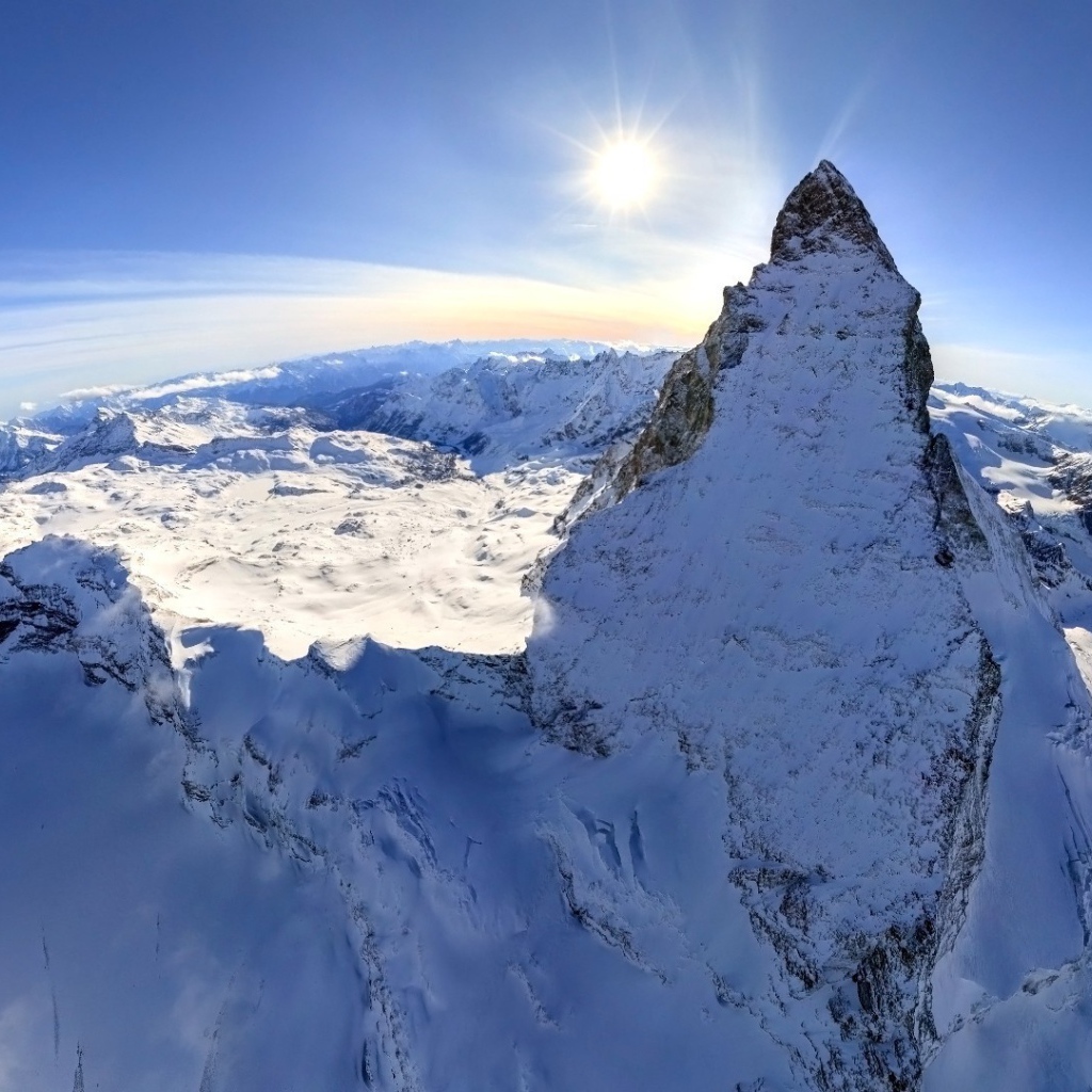 Острый горный пик в снегу