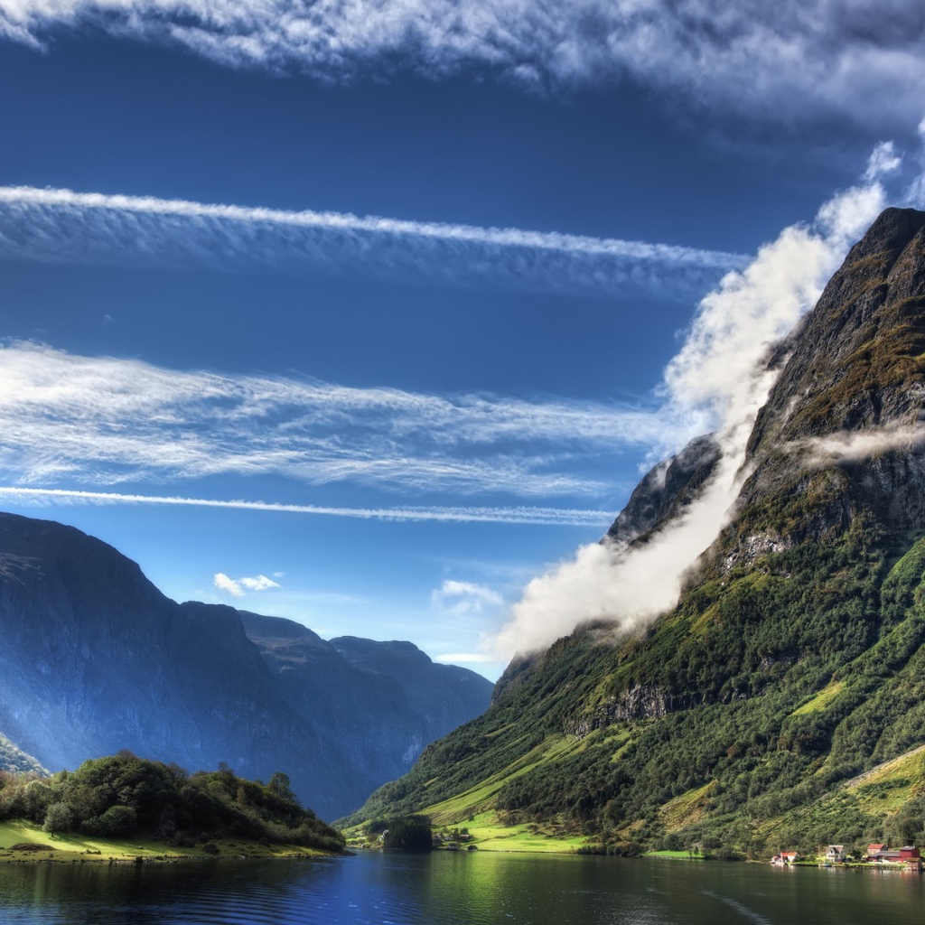 Полосы облаков над горами