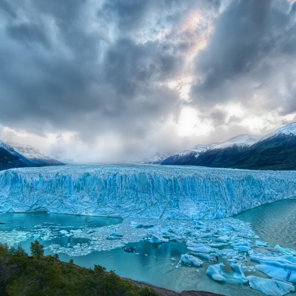 Голубой лед горного ледника