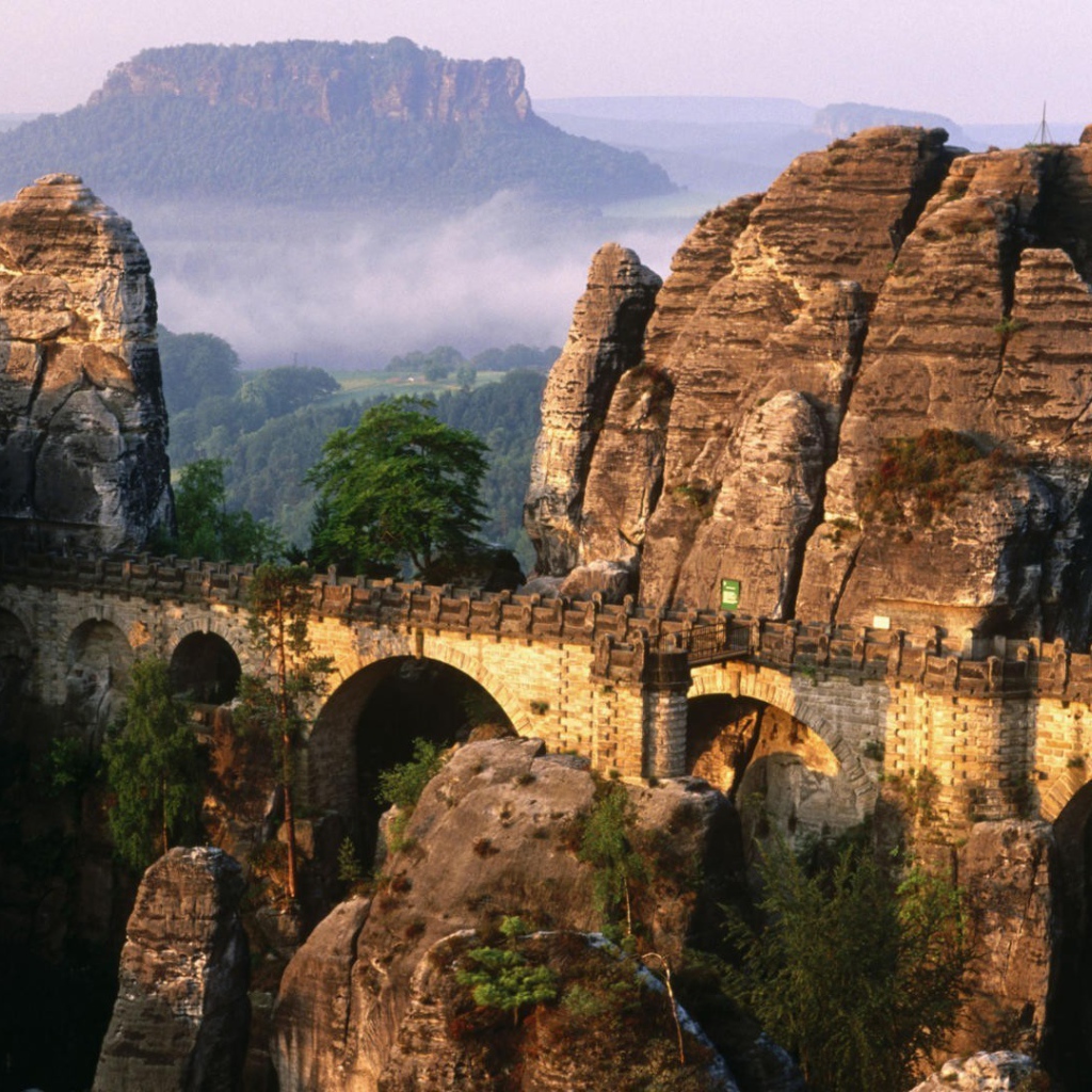 Мост на скалах в горах