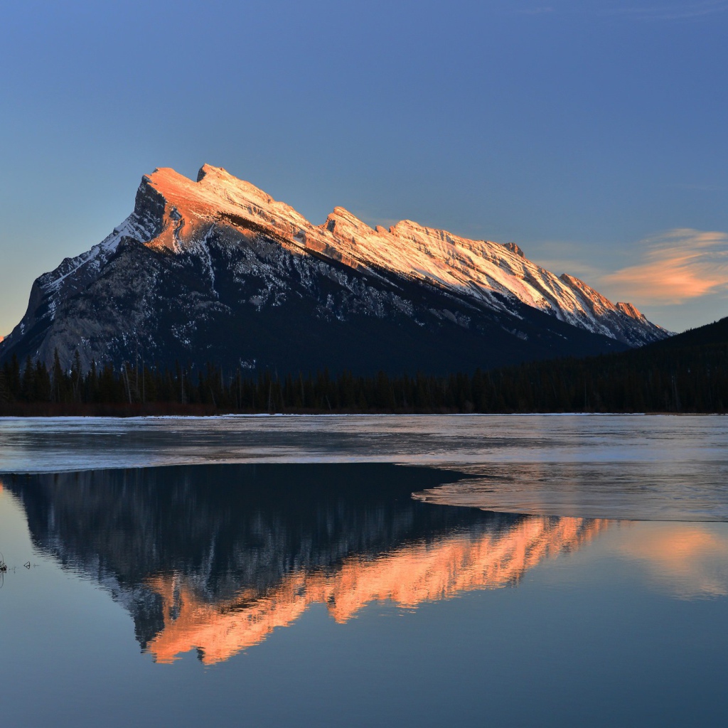 Вершины гор освещенные солнцем
