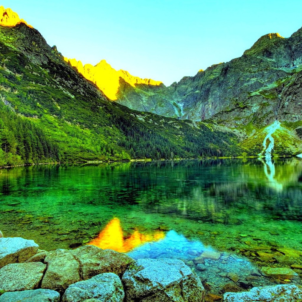 Прозрачная вода в зеленом горном озере