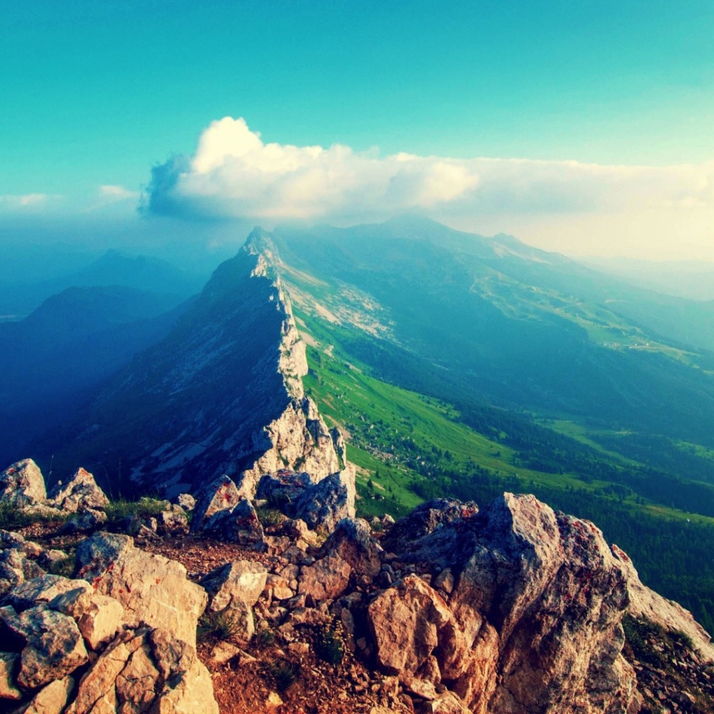 Облако пересекает горную гряду
