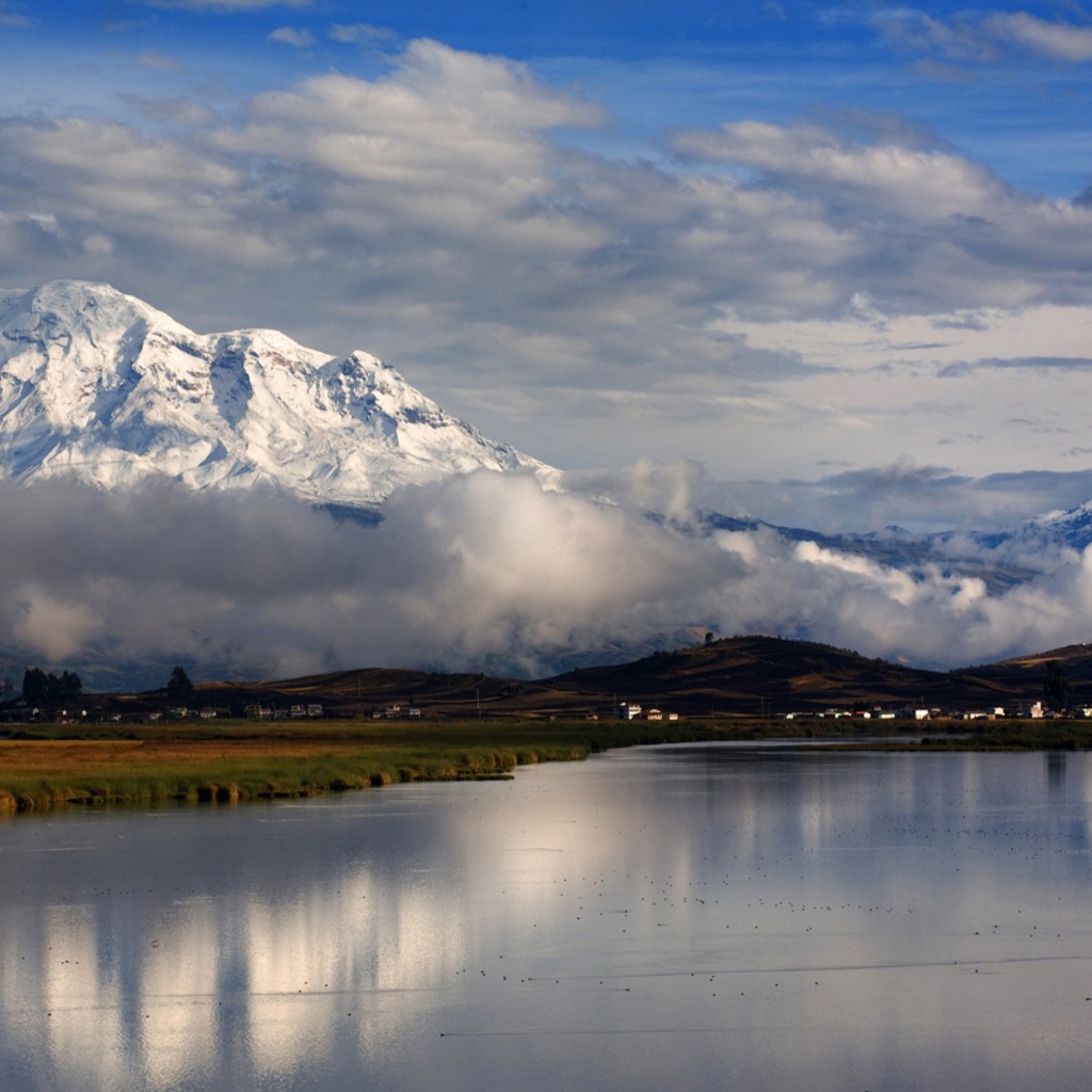 Облака между равниной и горной вершиной