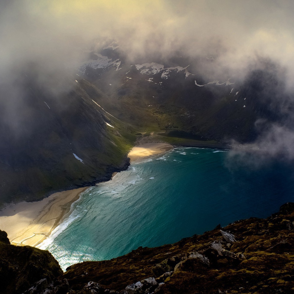 Облака над озером среди гор