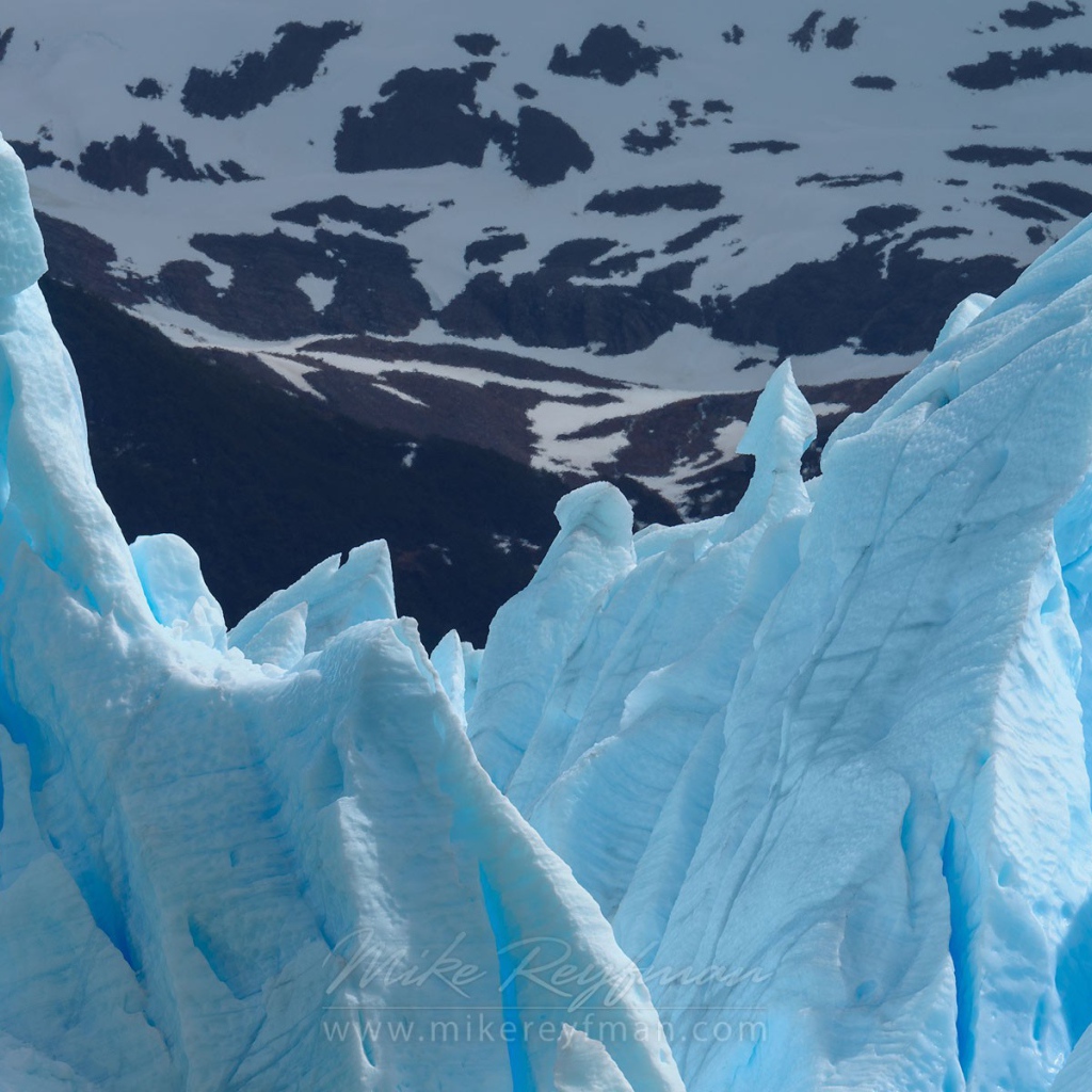 Глыбы голубого льда на фоне гор
