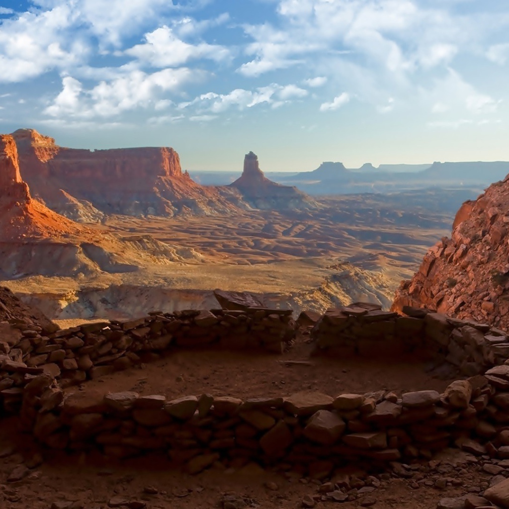 Постройка из камней в каньоне