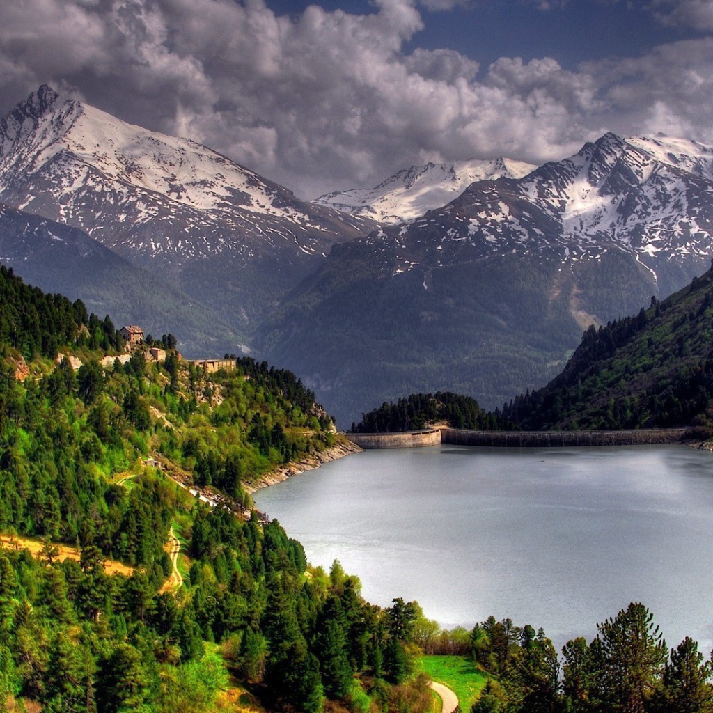 Дамба на озере в горах