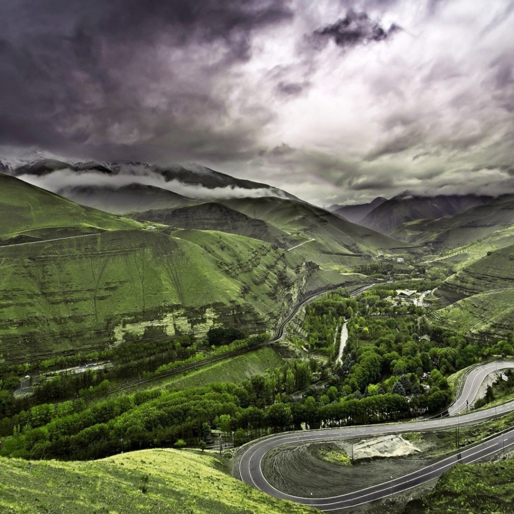 Дорога идет восьмеркой среди гор