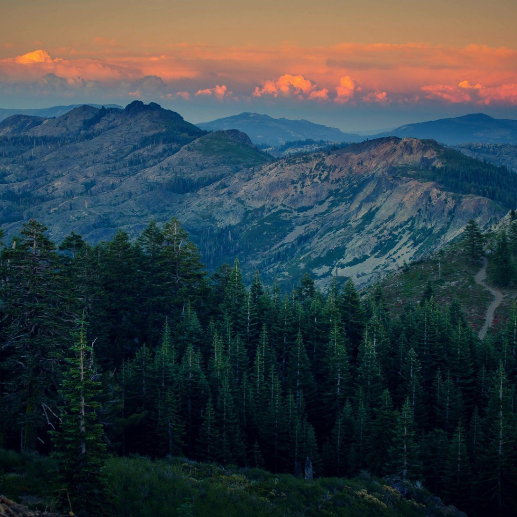 Огненно красные облака на закате в горах