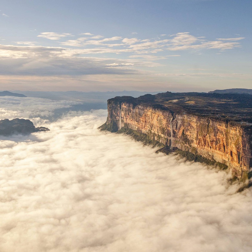 Плоская гора среди туч