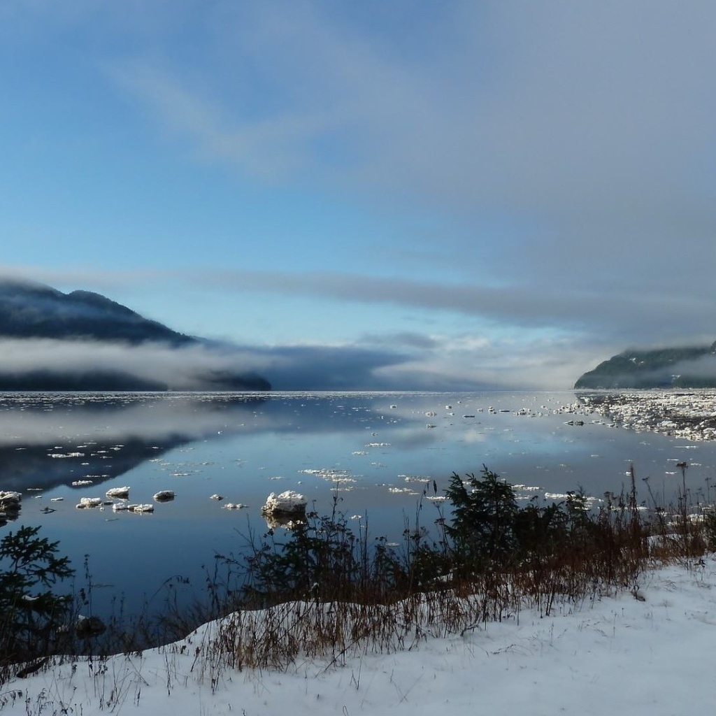 Туманное зимнее озеро в горах