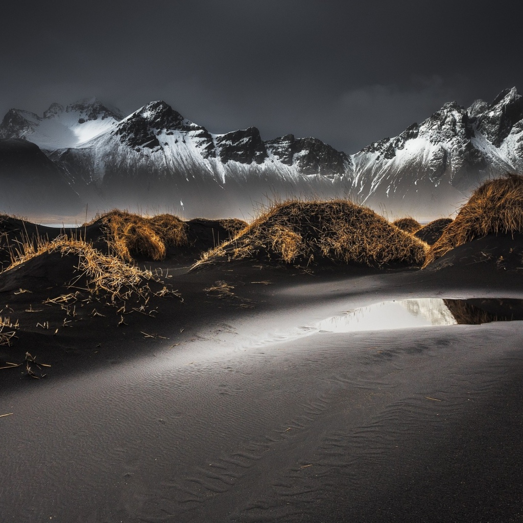 Серый песок на фоне гор