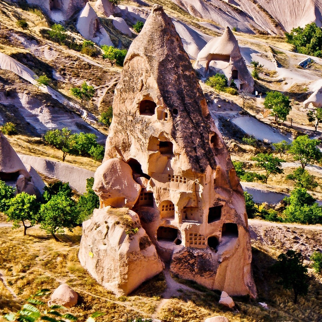 Дома в конусообразной скале