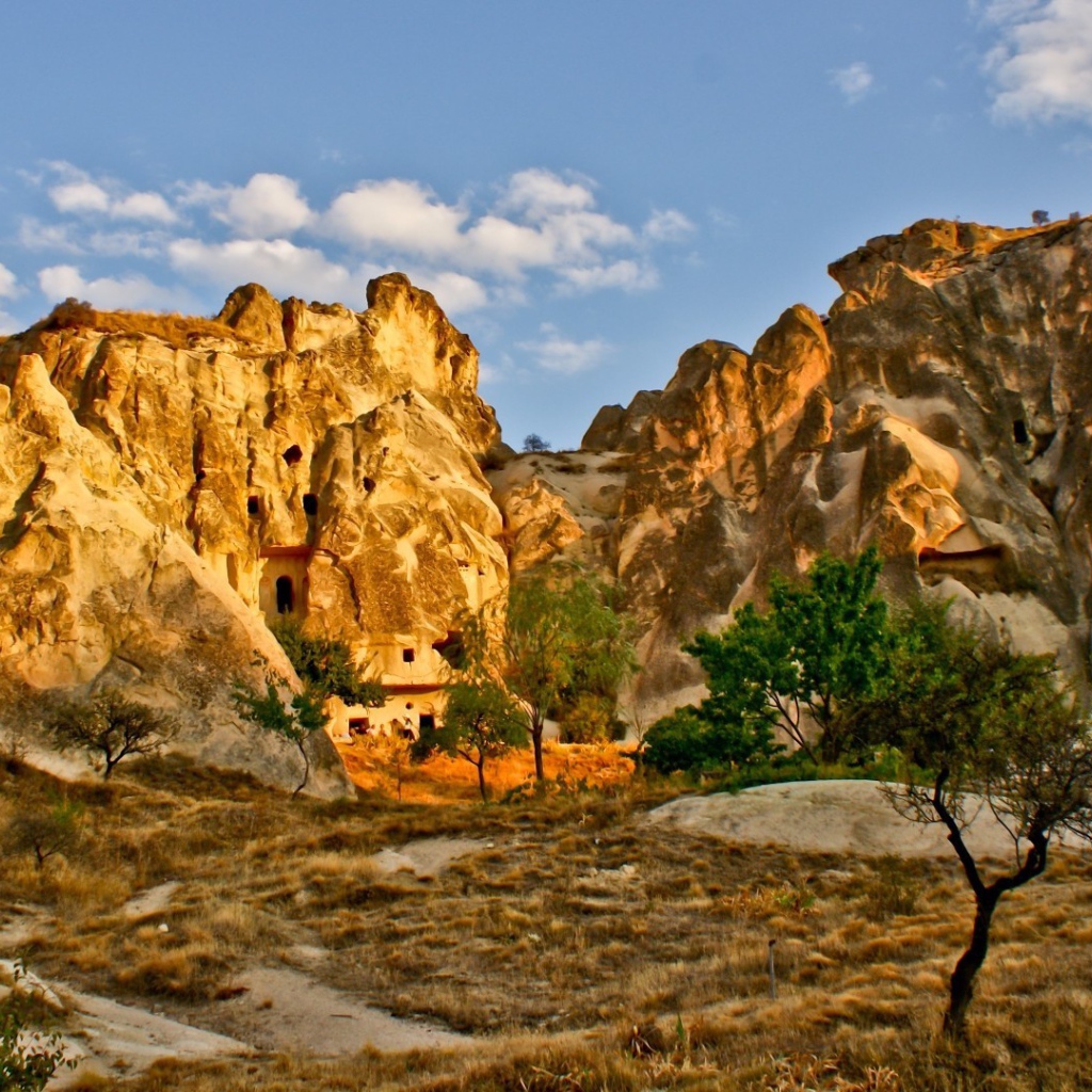 Жилье, высеченное в скале
