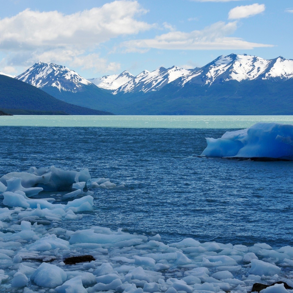 Голубой лед на горном озере