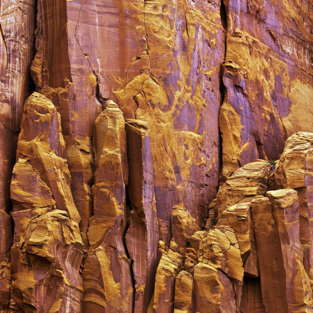 Слоистая коричневая скала