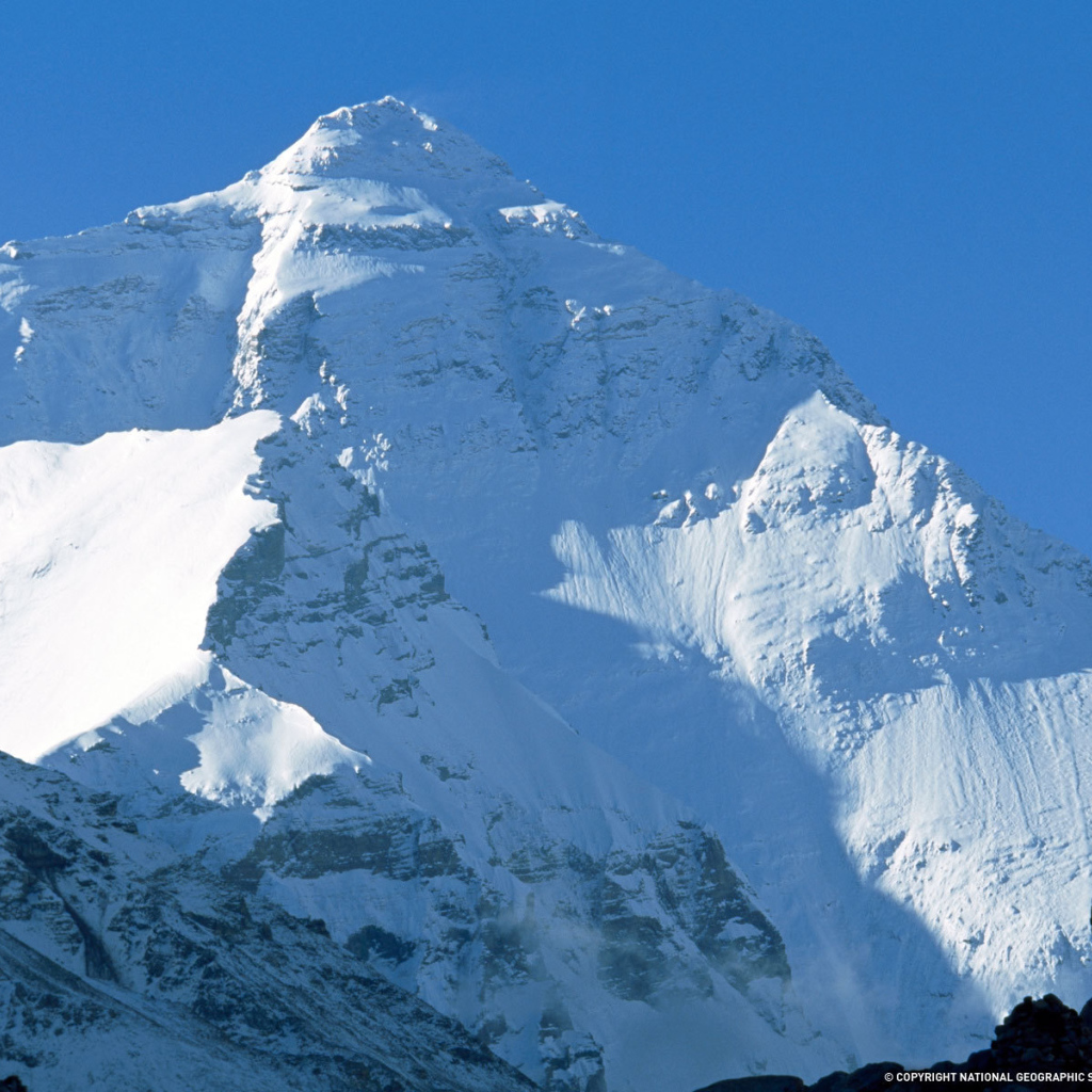Человек смотрит на снежную гору