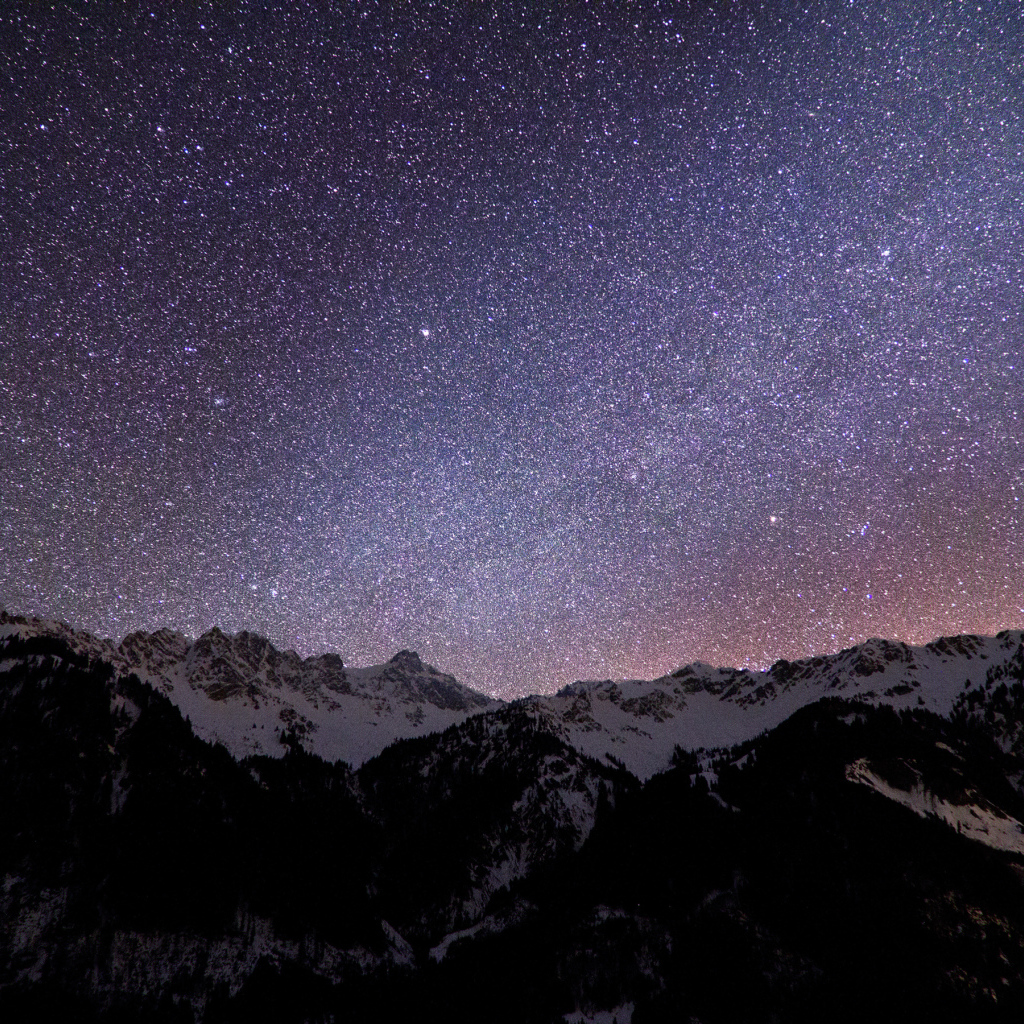 Млечный путь над снежными горами