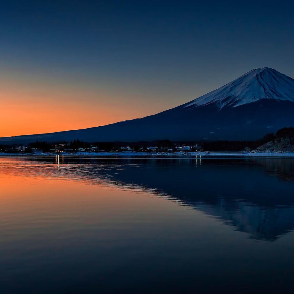 Гора Фудзи отражается в воде озера