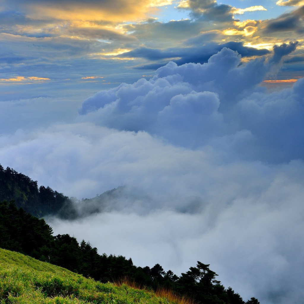 Горная долина скрыта облаками