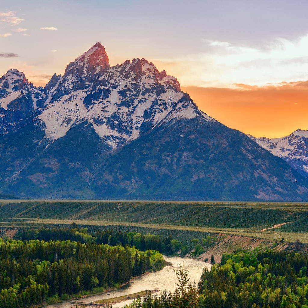 Оранжевые облака позади гор