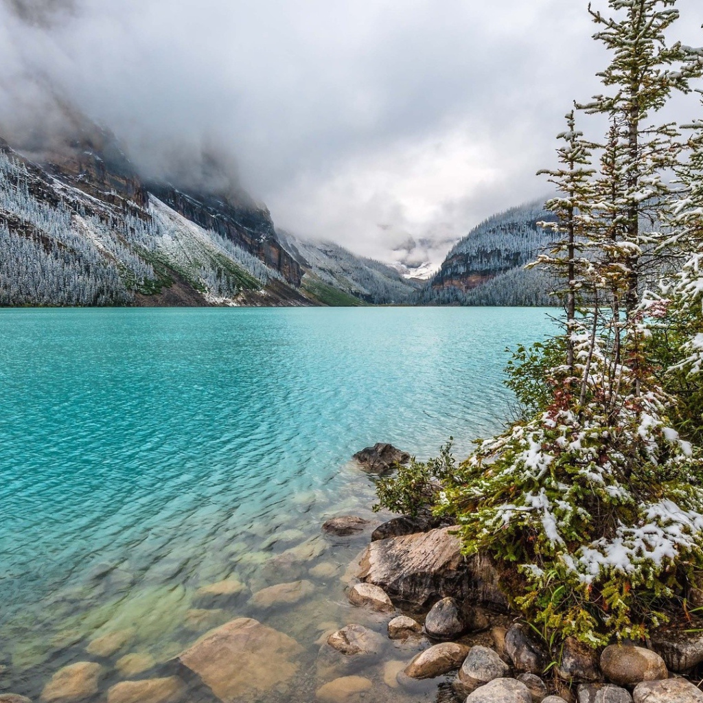 Нежно голубой цвет воды в горах