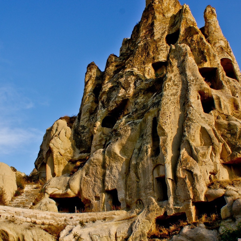 Проходы в острой скале