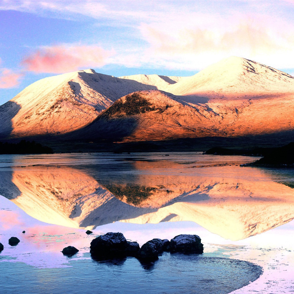 Розовые облака над вершинами гор