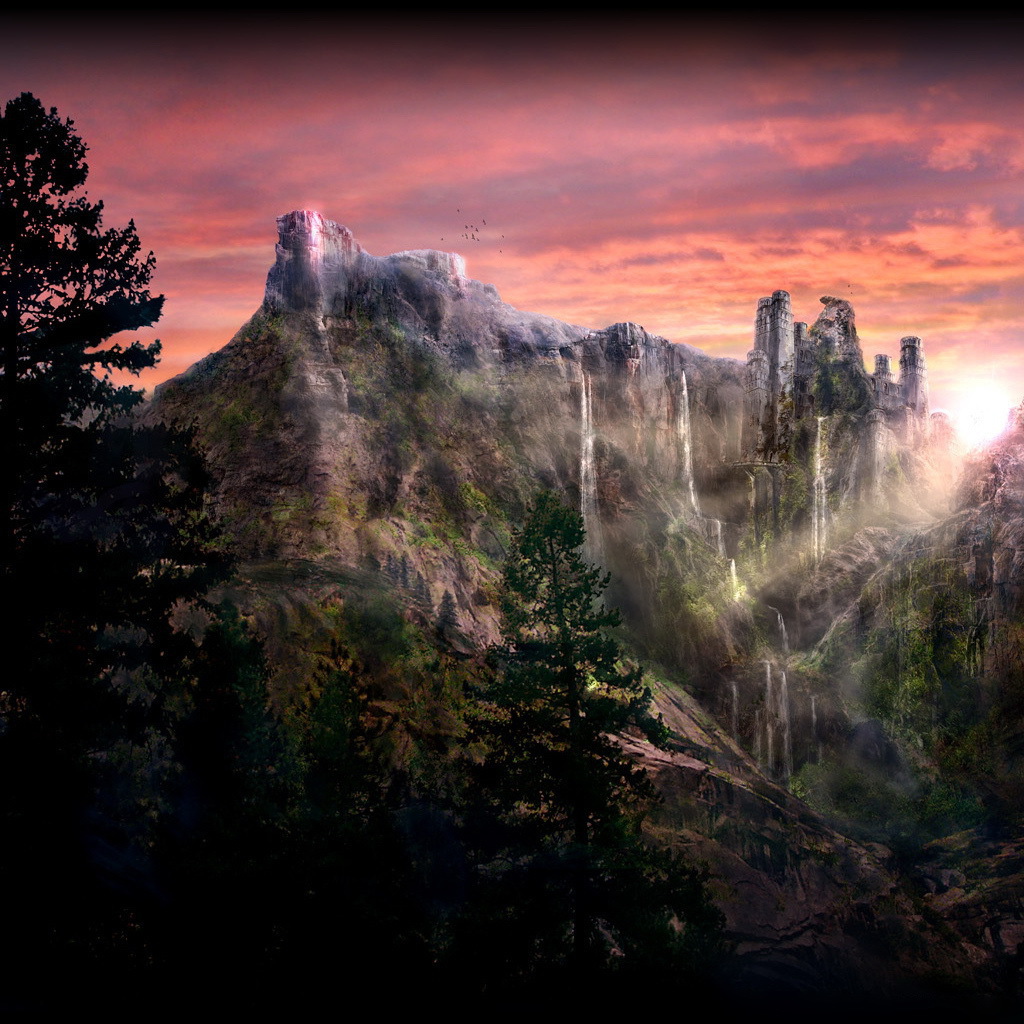 Розовый закат в горах с водопадами