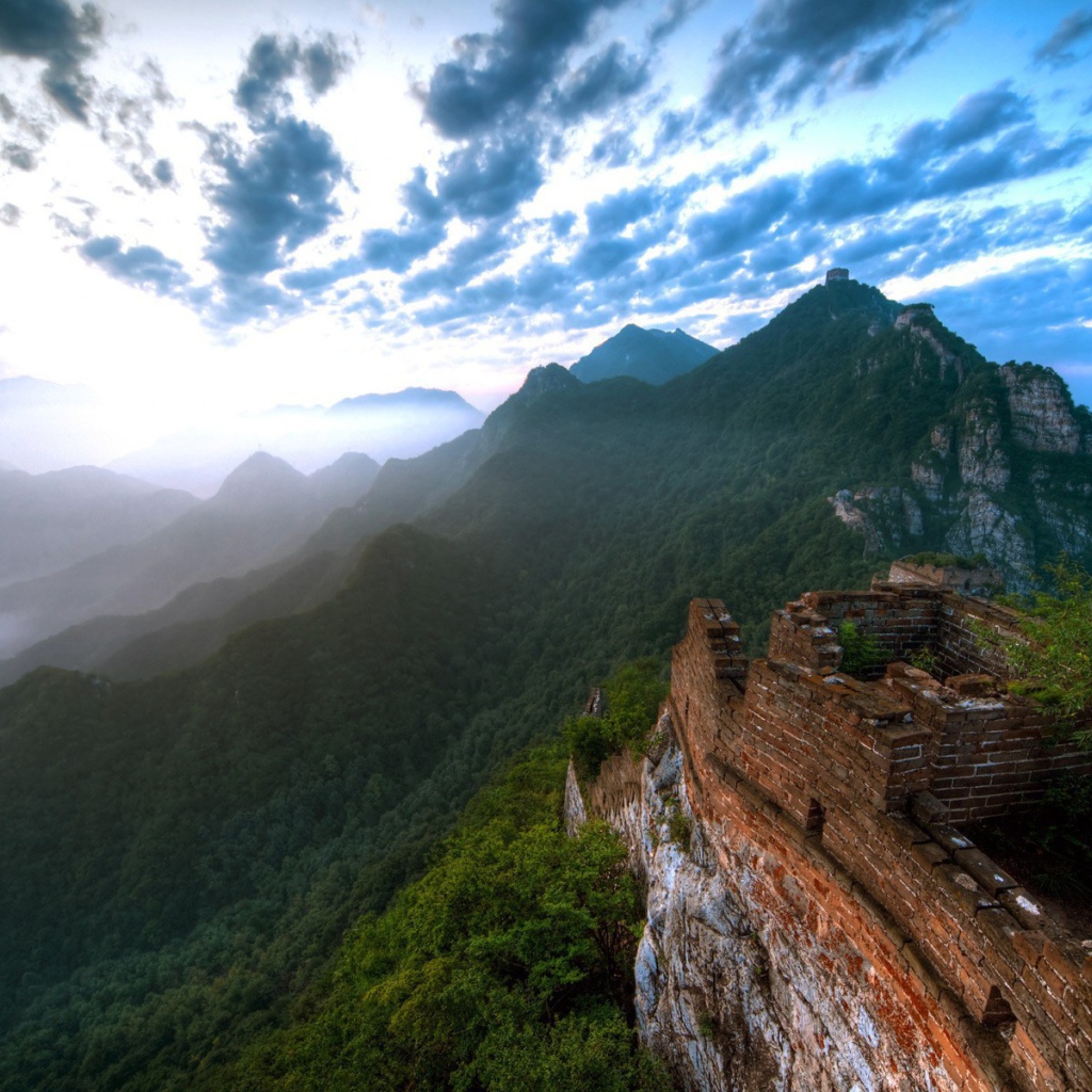 Руины здания в горах