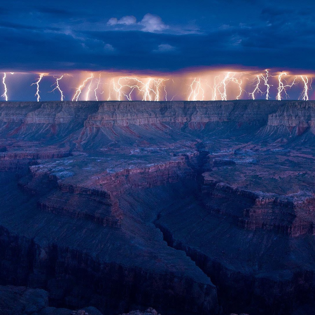 Сильная гроза над горным плато