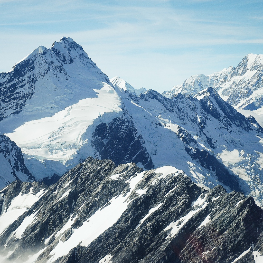 Заснеженные вершины гор