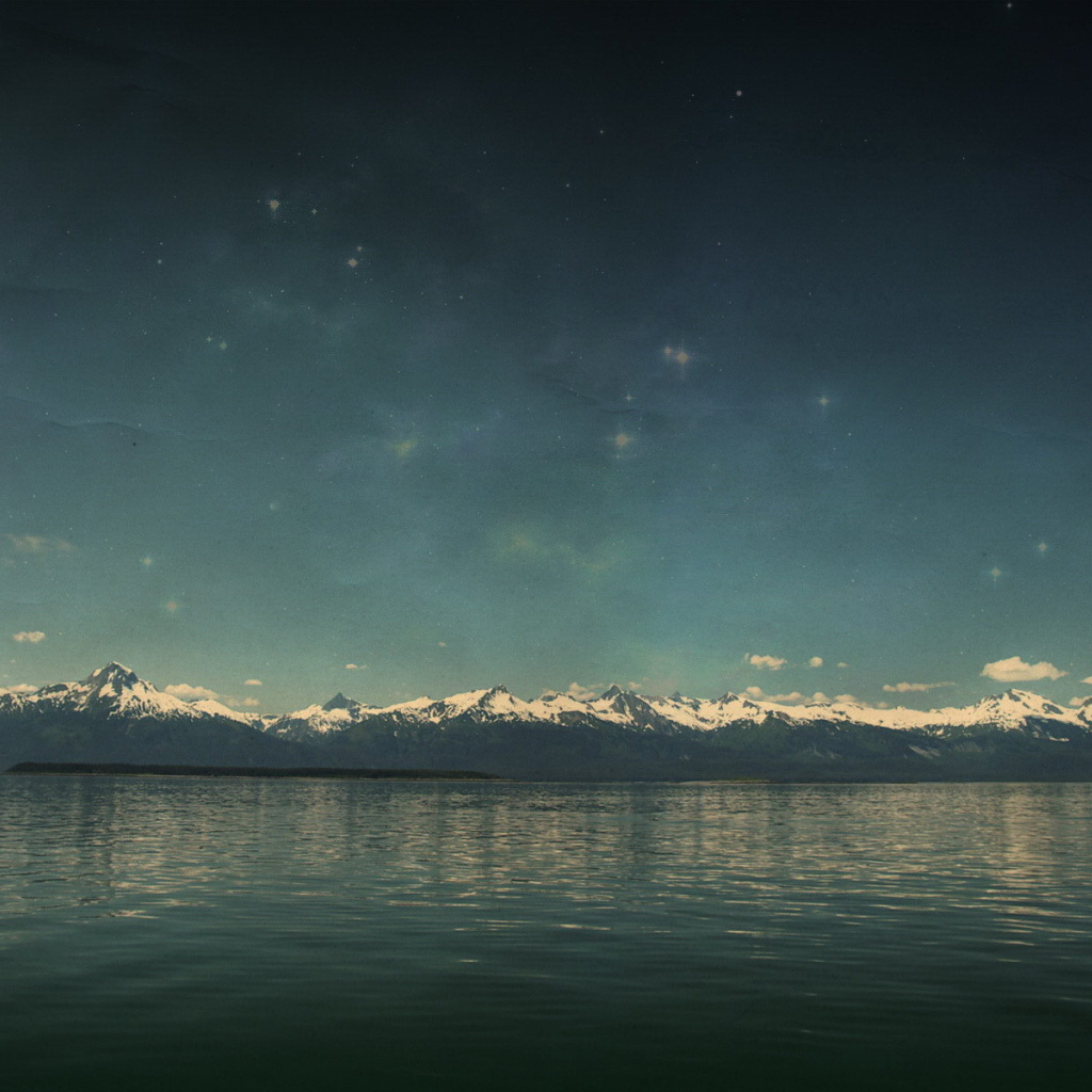 Снежные вершины гор за морем