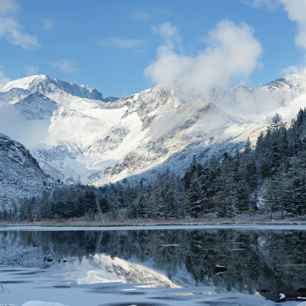 Заснеженные вершины Алтая