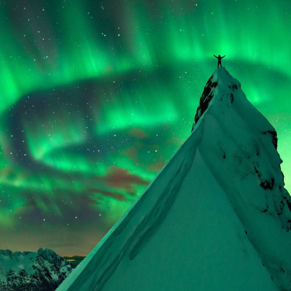 Заснеженный пик на фоне северного сияния