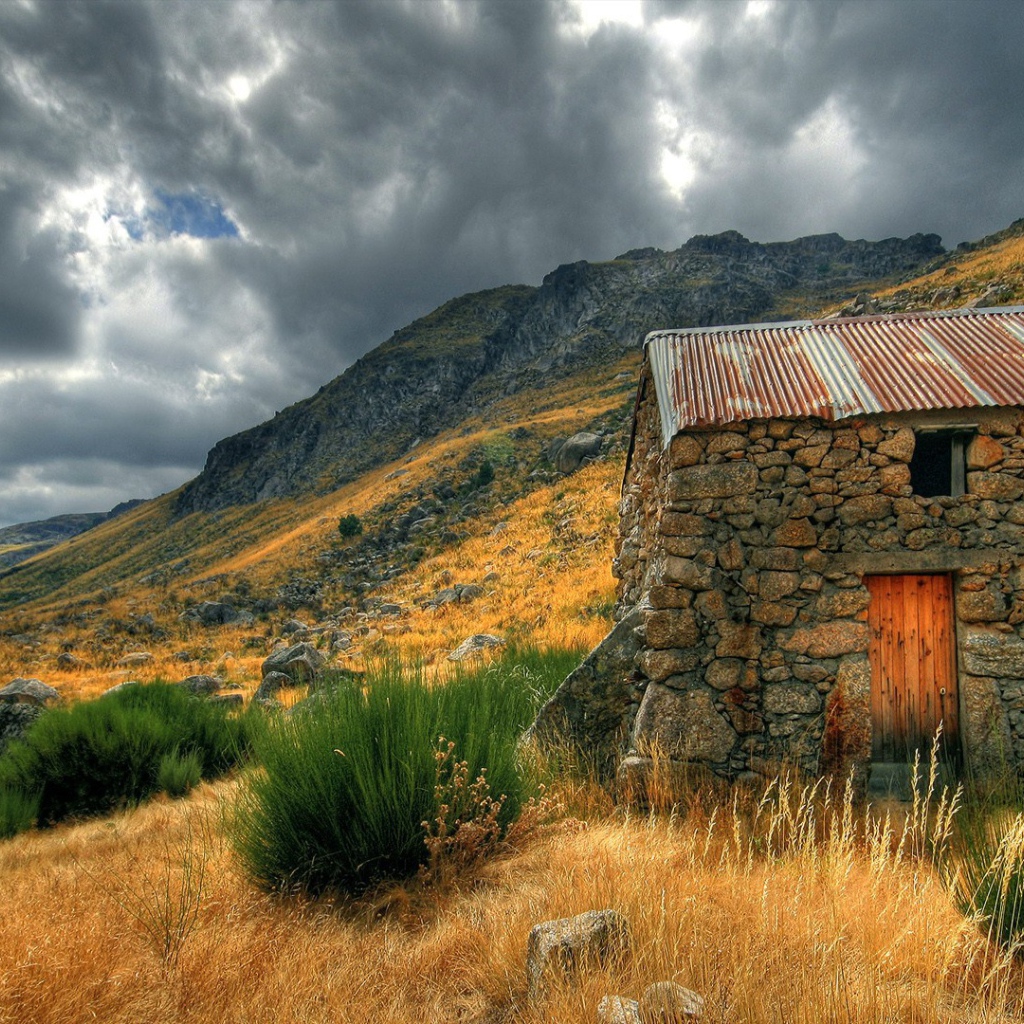 Каменный сарай в горах