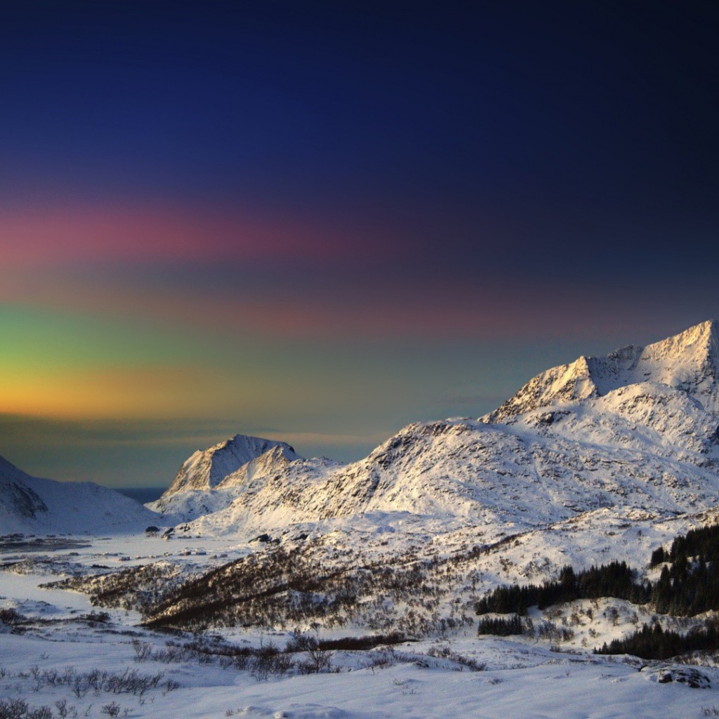 Закат в горах окрасил небо всеми цветами радуги