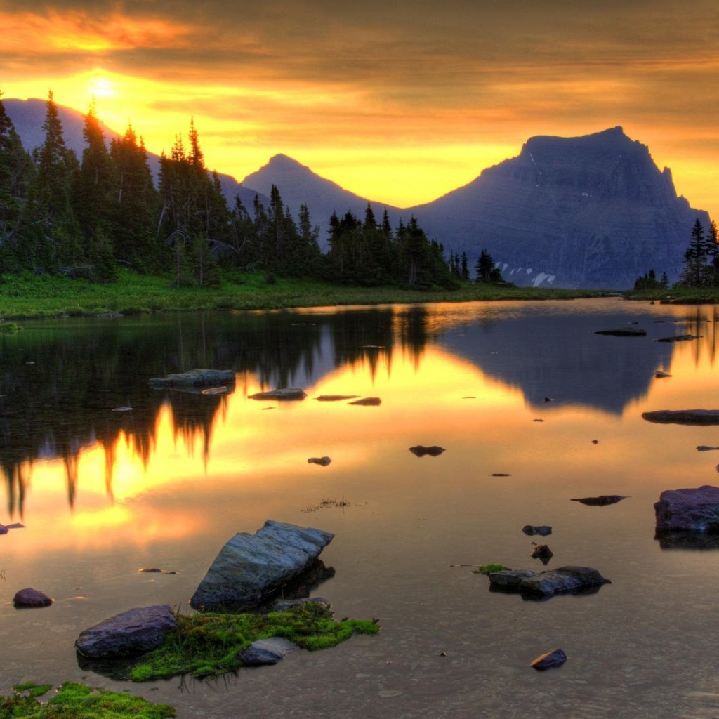 Закат в горах отражается в озере