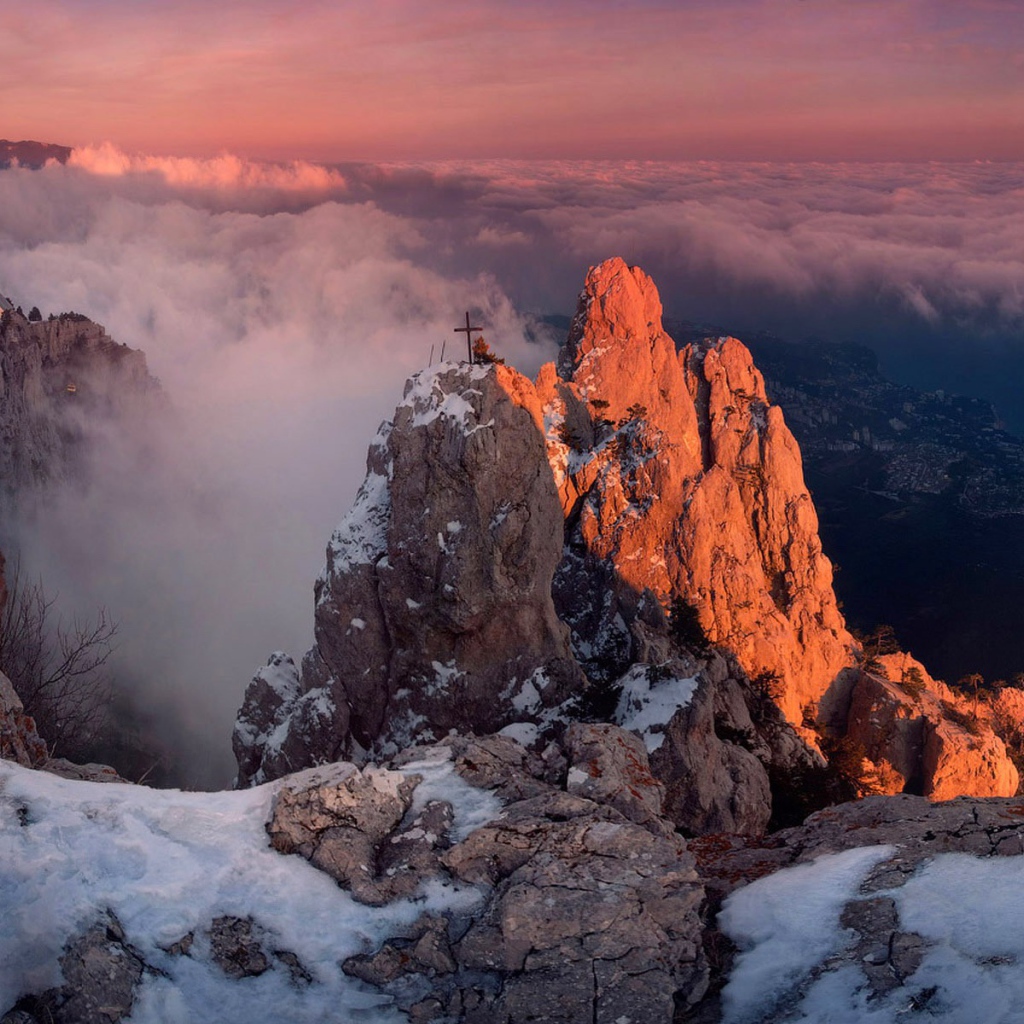 Крест на вершине скалы