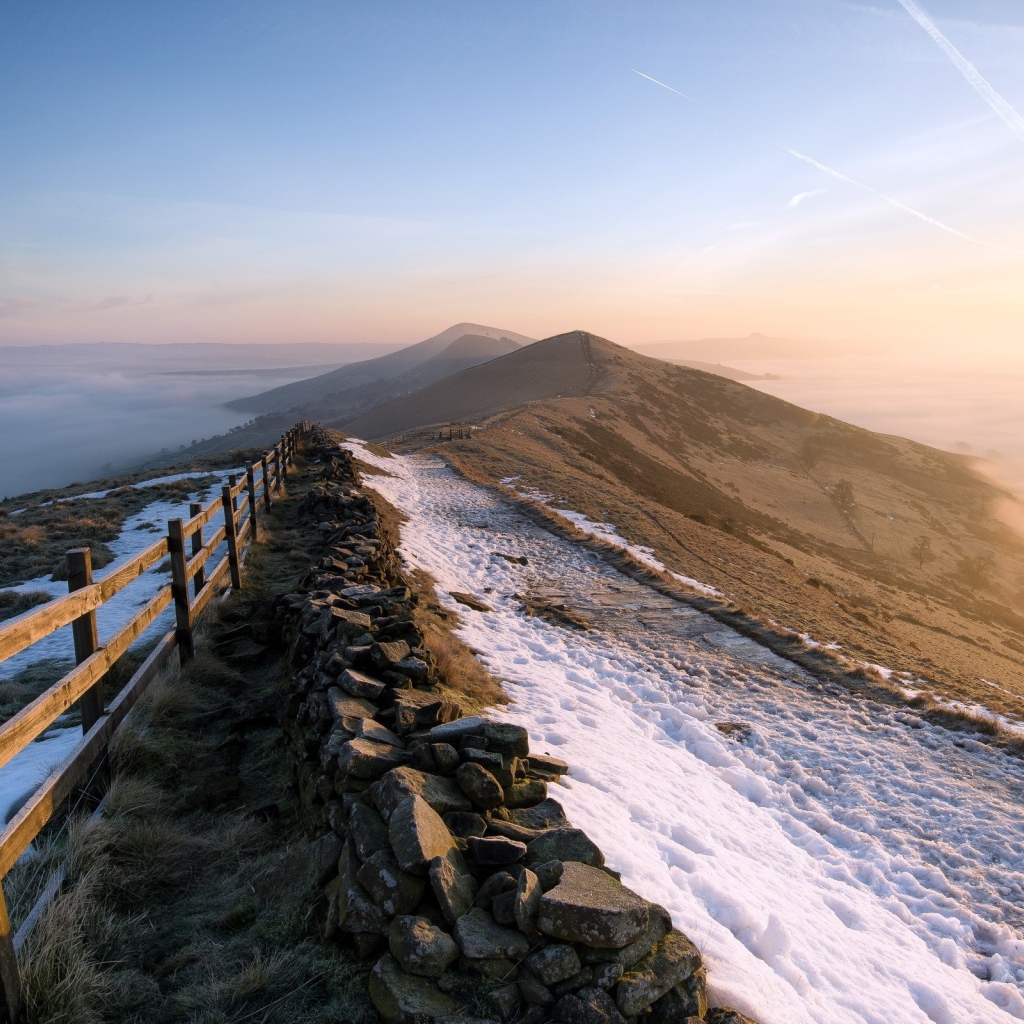 Забор на горной гряде