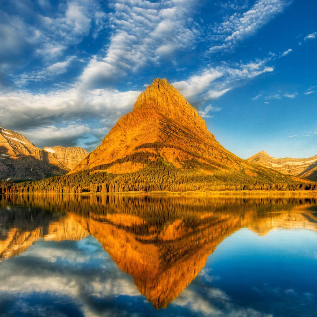 Озеро у подножия золотой горы