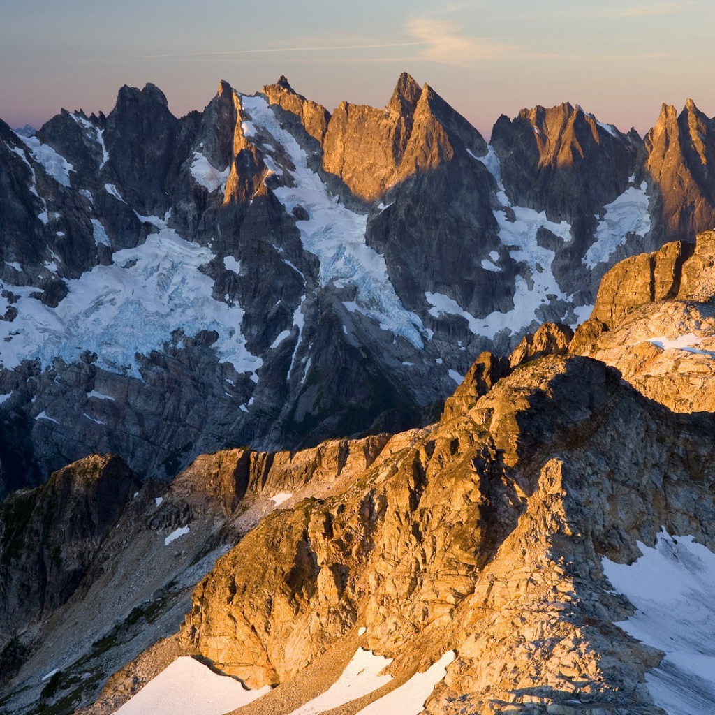 Острые пики горных вершин