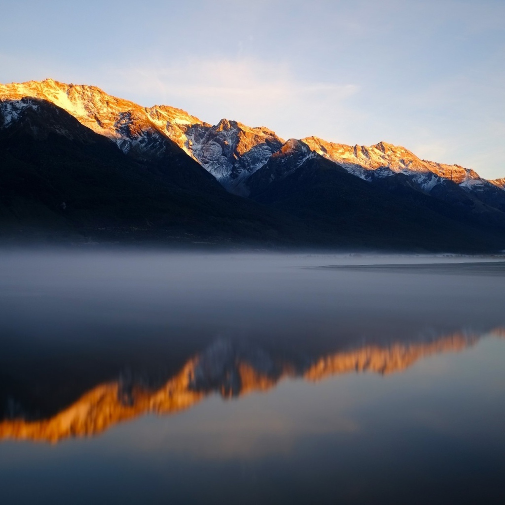 Солнце освещает горные вершины