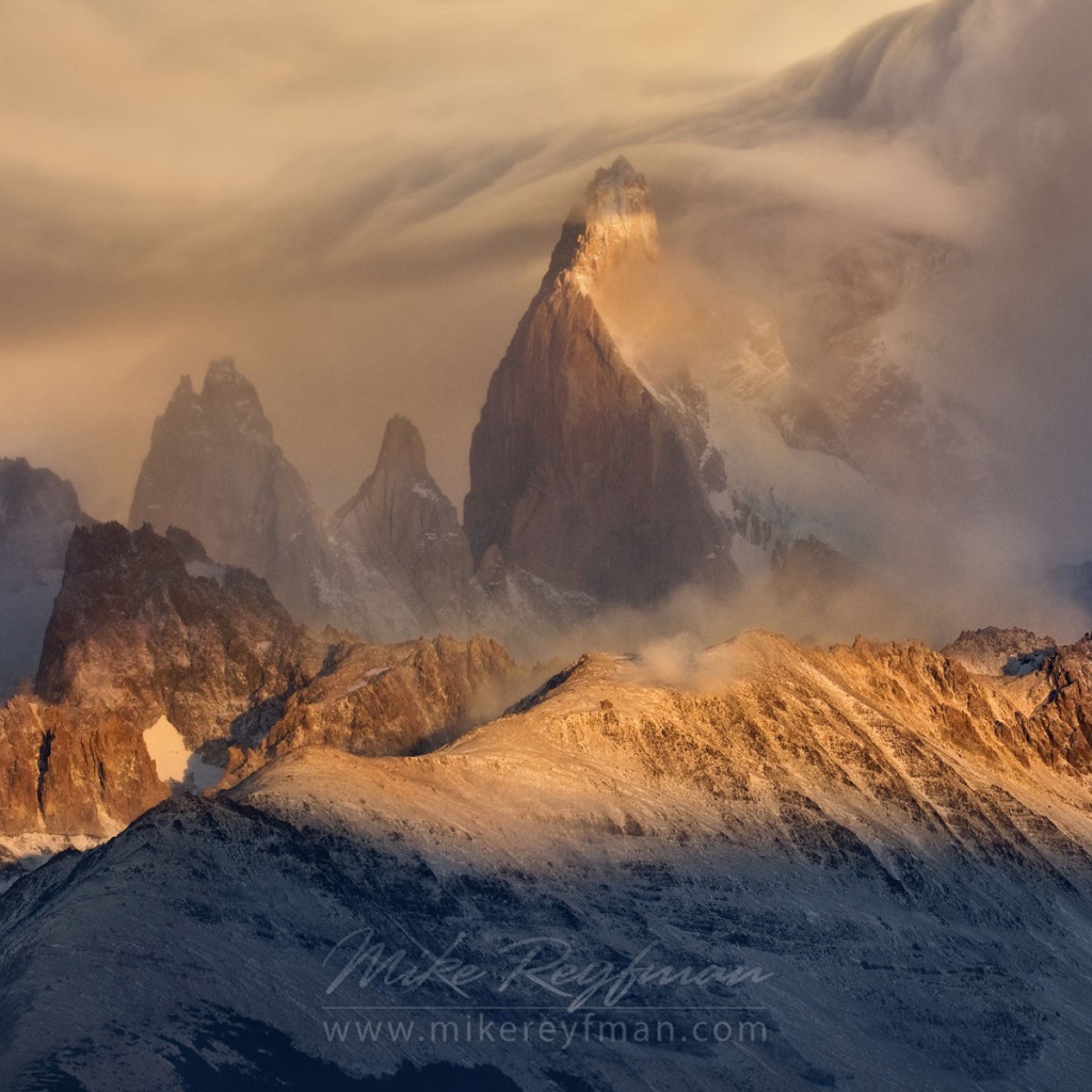 Вершина горы в оранжевой дымке