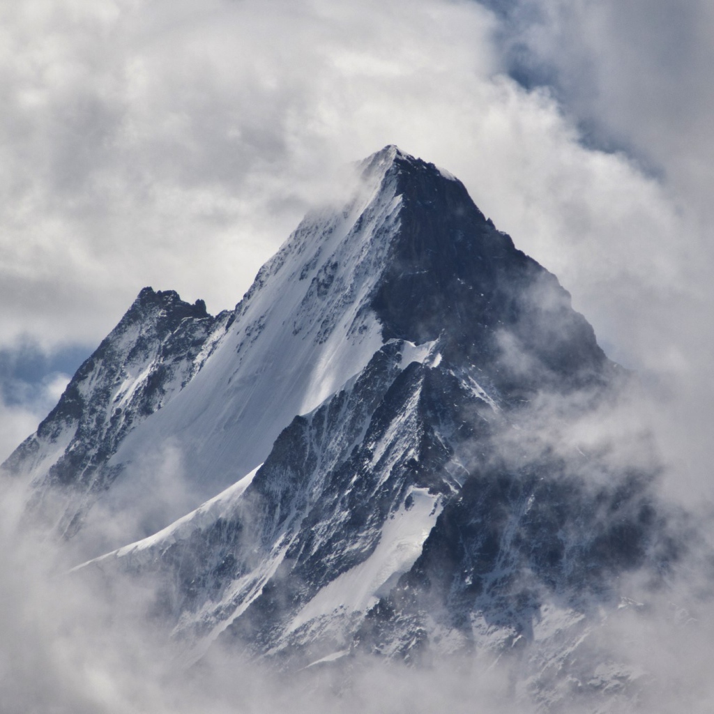 Вершина горы в окружении облаков