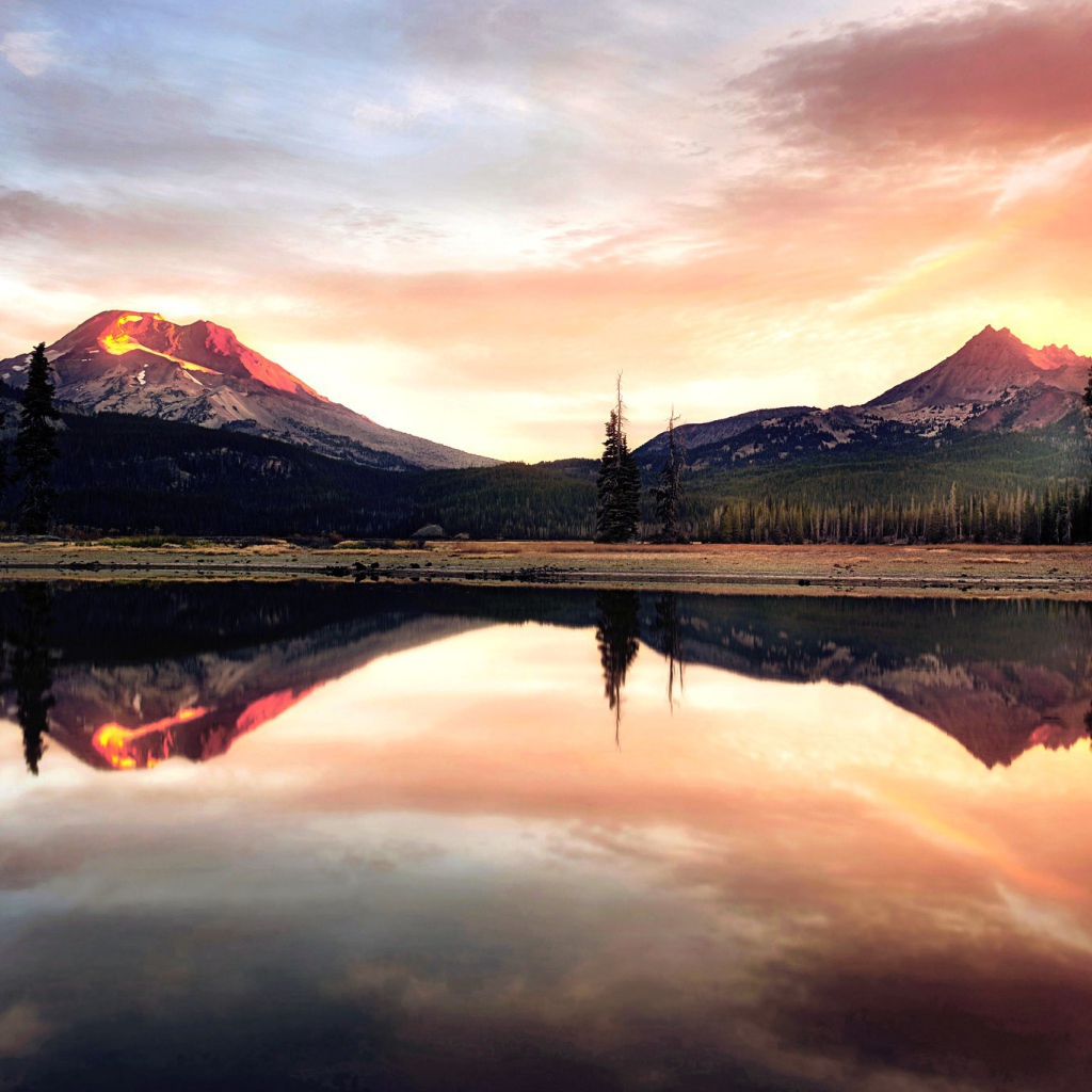 Две горы отражаются в воде озера