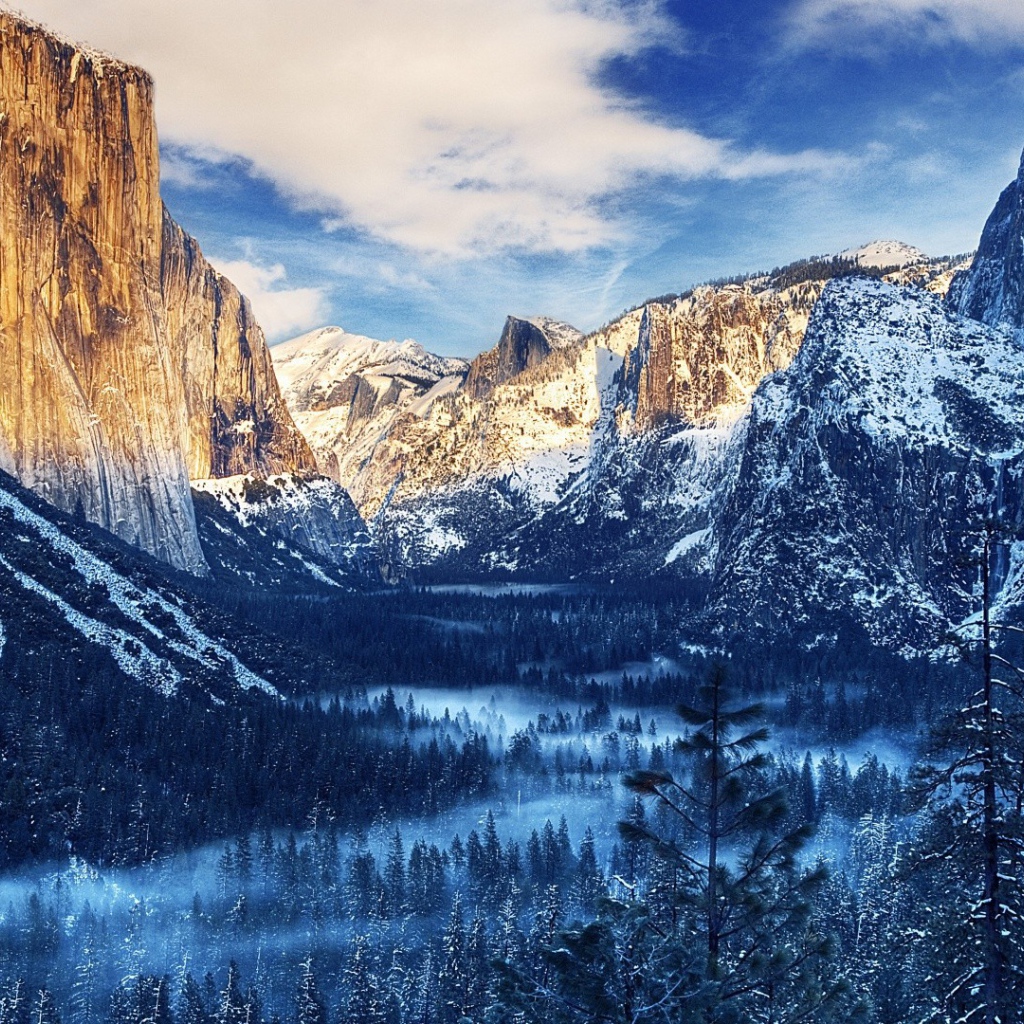 Долина среди заснеженных скал